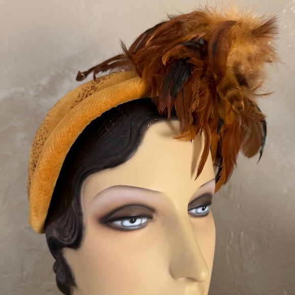 GLORIOUS 1950s\' MUSTARD COLOR DOTTED VELOUR AND FEATHER TRIMMED COCKTAIL HAT main image 7